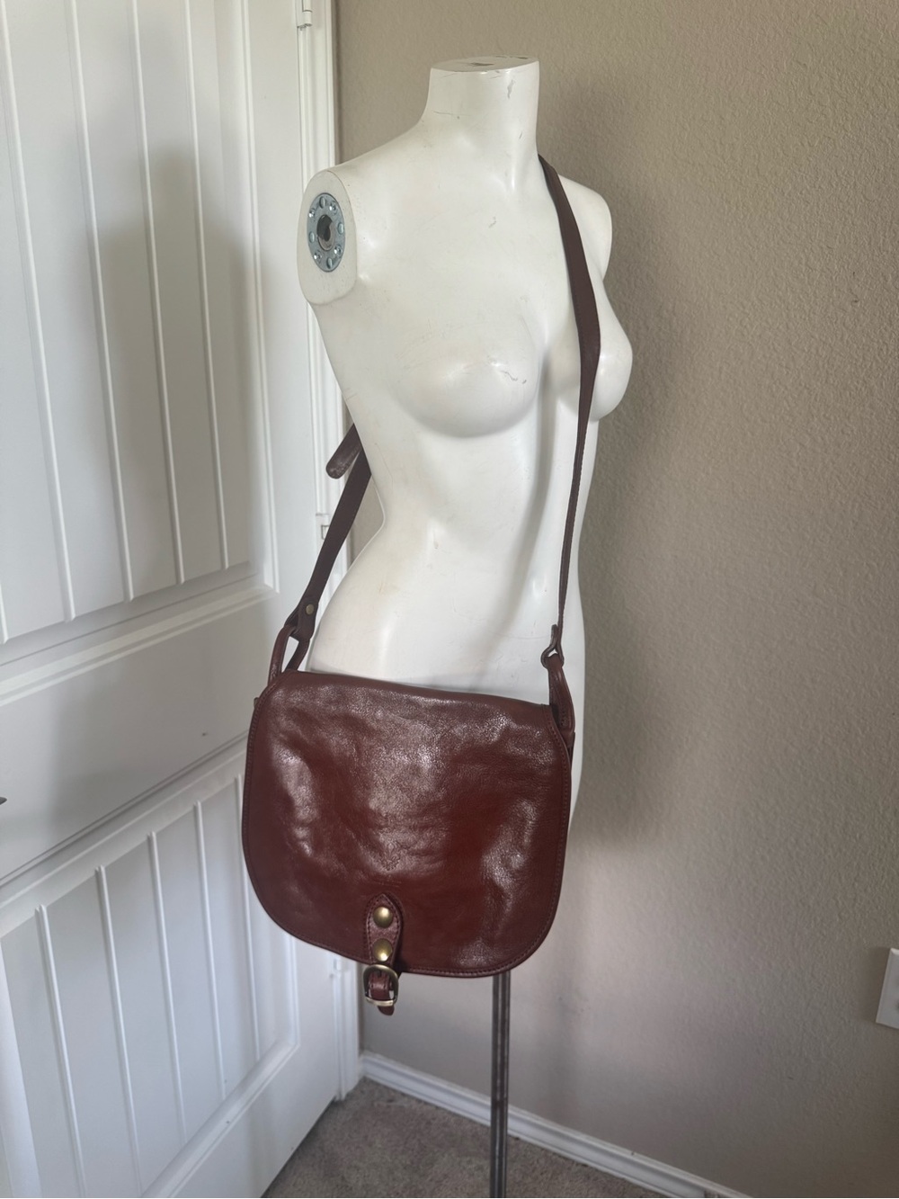 Vera Pelle Chestnut Brown Leather Messenger Bag